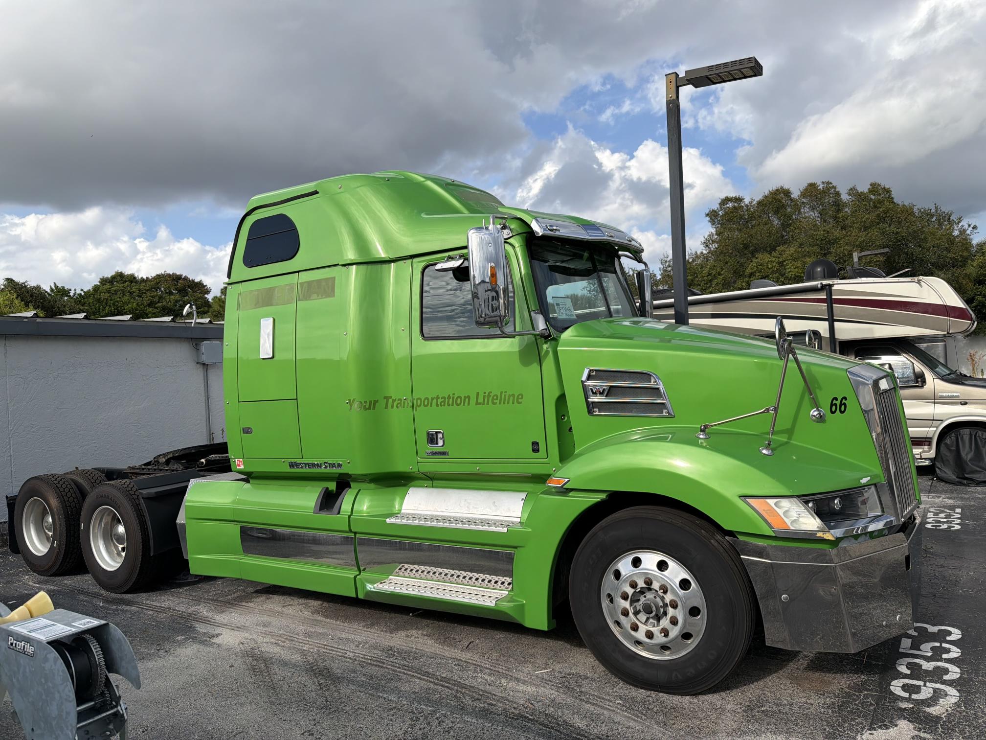 2017 WESTERN STAR 5700xe - Image 2